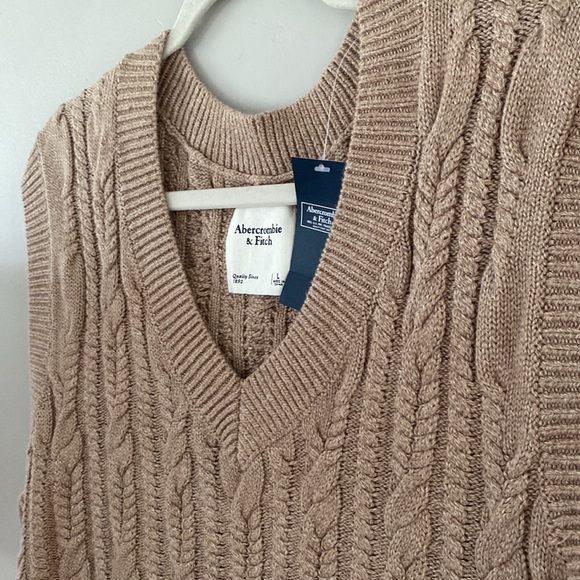 NEW abercrombie sweater vest - Picture 3 of 4
